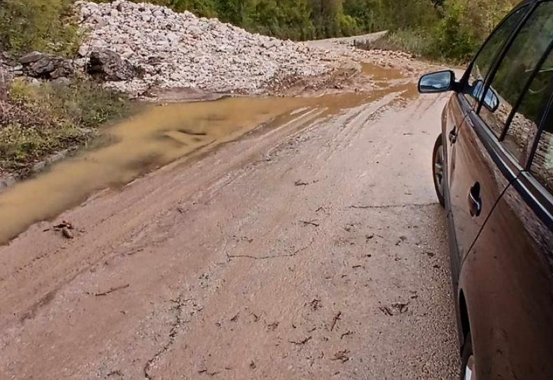 FOTO - GALERIJA | Drežnica se čisti nakon obilnih poplava, izbori se održavaju redovito